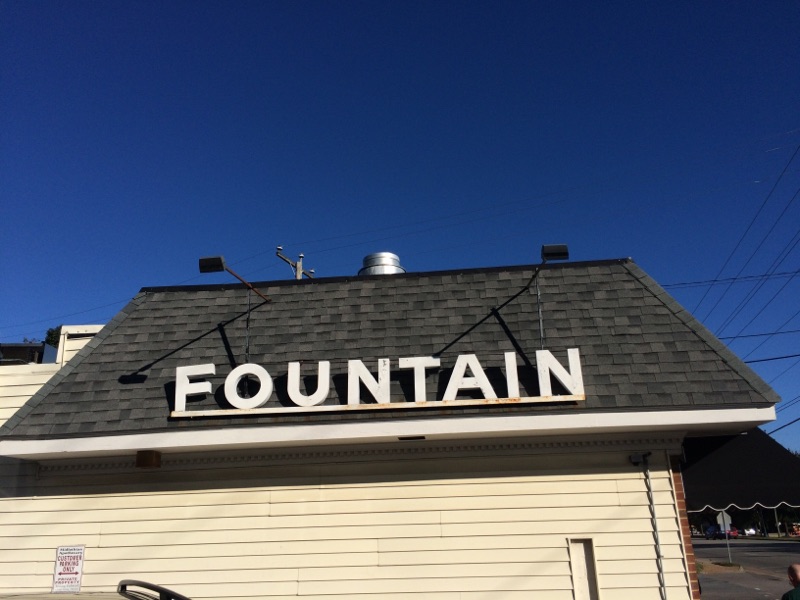 A rooftop sign reads "fountain."