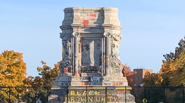 lee monument base / no statue - graffiti