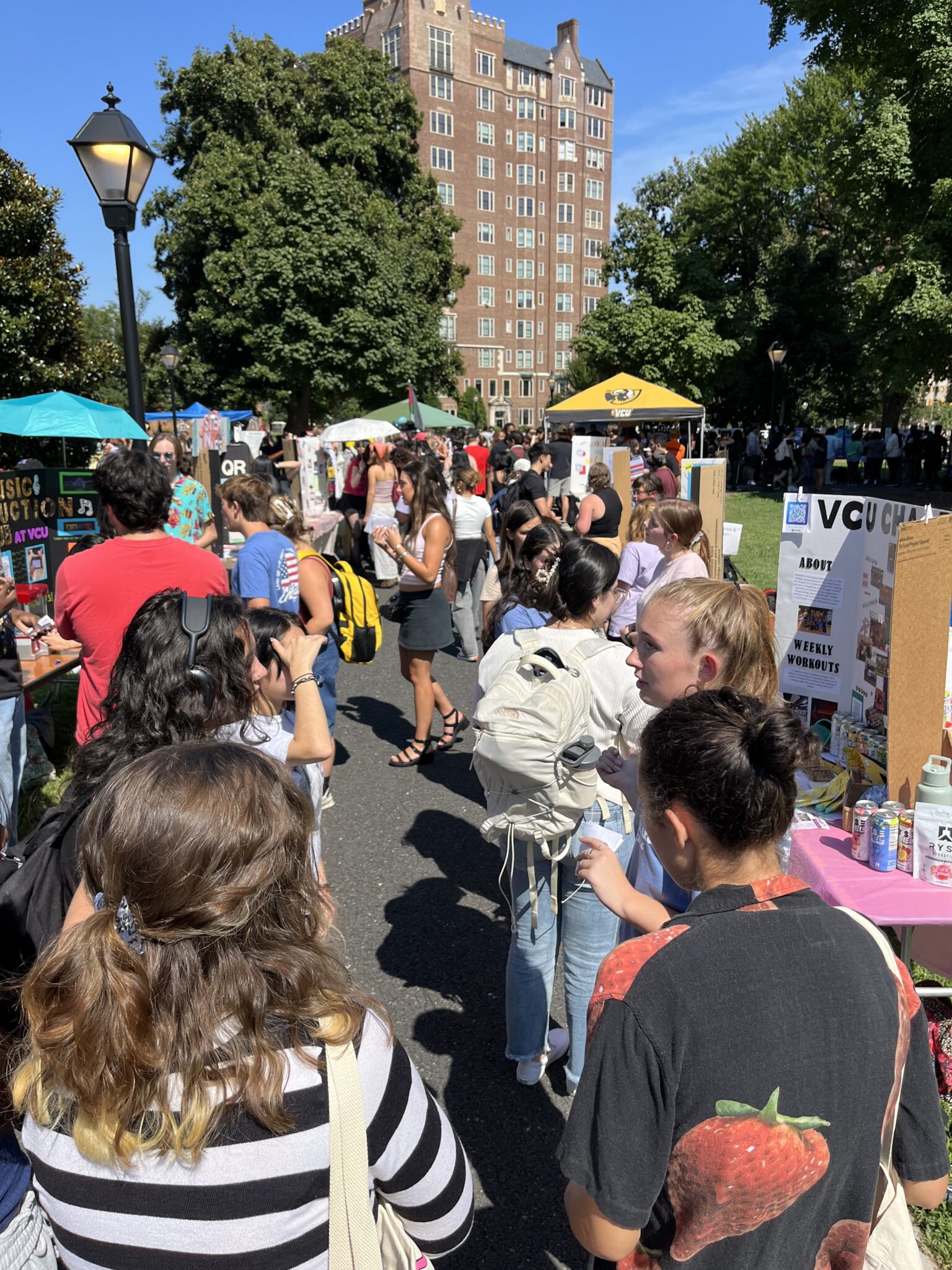 Students attending student organization involvement fair and talking to clubs and organizations.